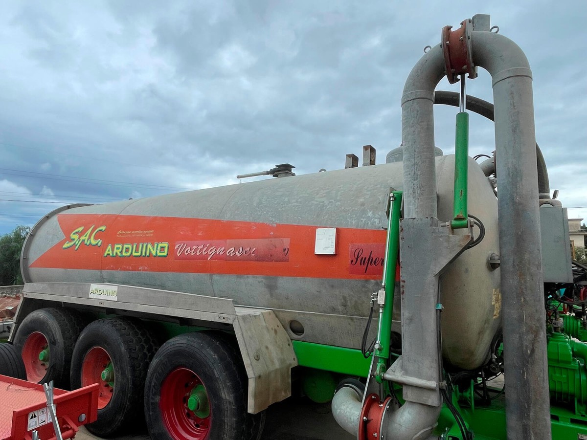 Carro botte &quot;S.A.C.&quot; mod. B200P con pescante idraulico (1997)