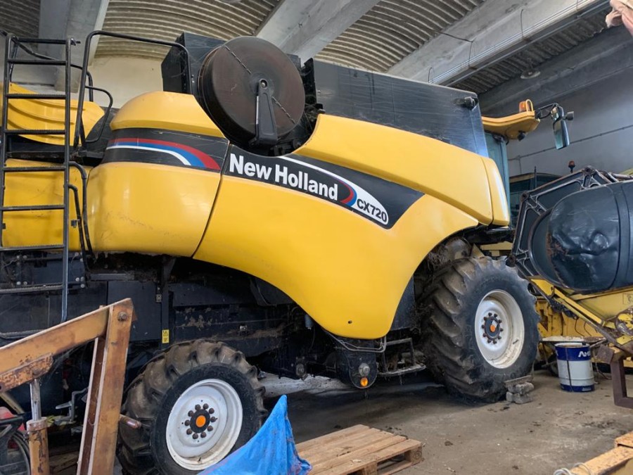 Mietitrebbia "New Holland" mod. CX720