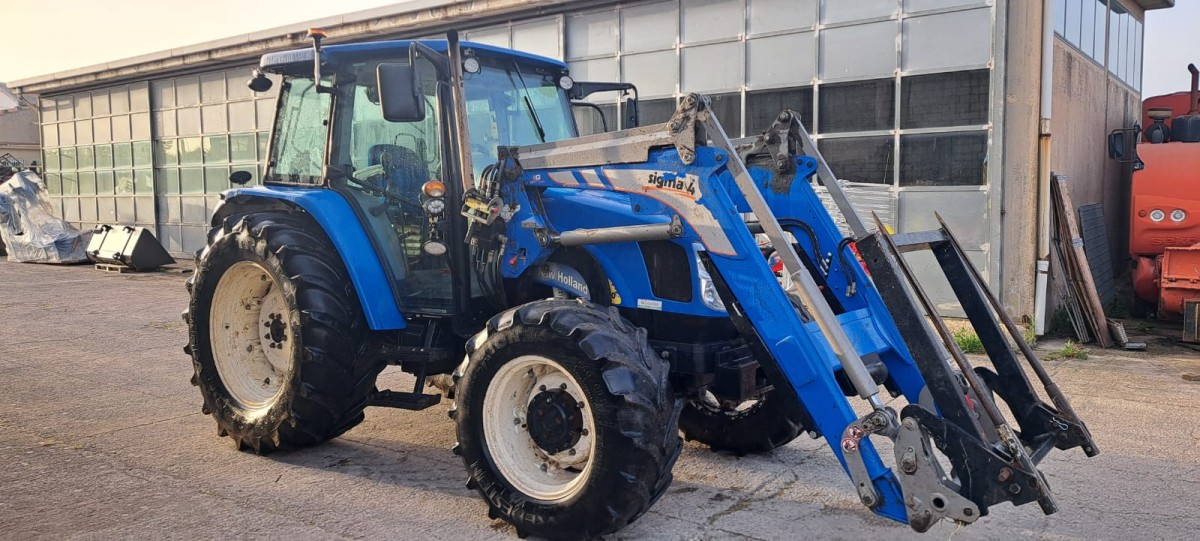 Trattore New Holland - T6050 dotato di caricatore frontale marca Sigma - Titanium