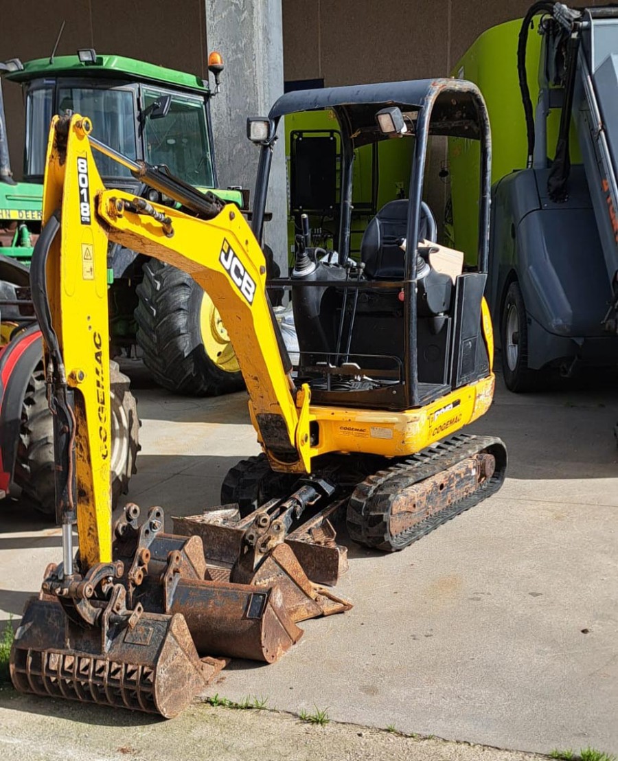 Escavatore JCB TD18 CON BENNE