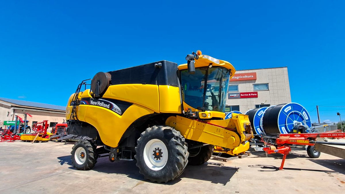 Mietitrebbia &quot;New Holland&quot; mod. CX720