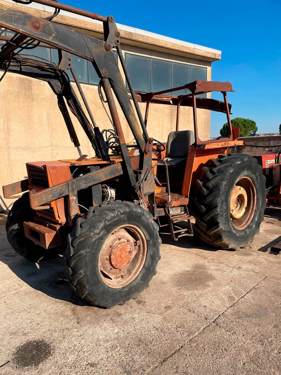 Trattore "FIAT" mod. 780 + pala